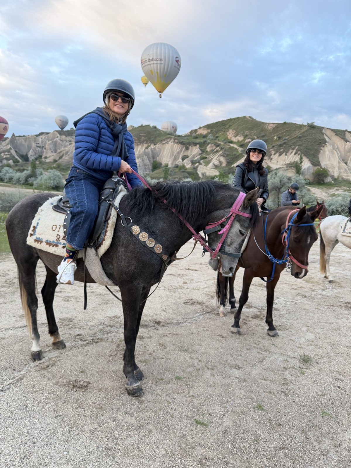 Globos sobre los paisajes de Capadocia